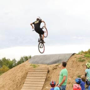 Valmont Bike Park - trick jump
